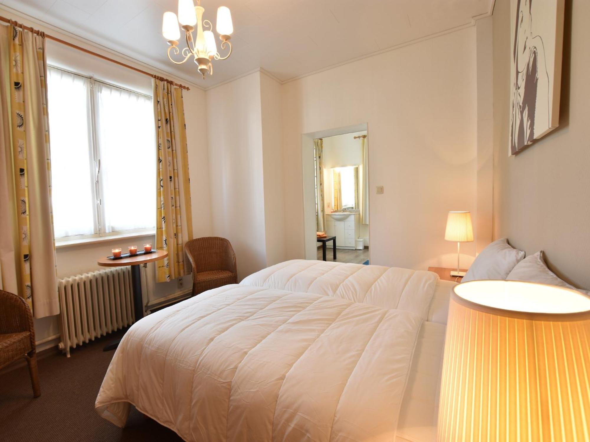 Former Hotel In The Centre And At 50 Metres From The Beach In Panne 드판 외부 사진