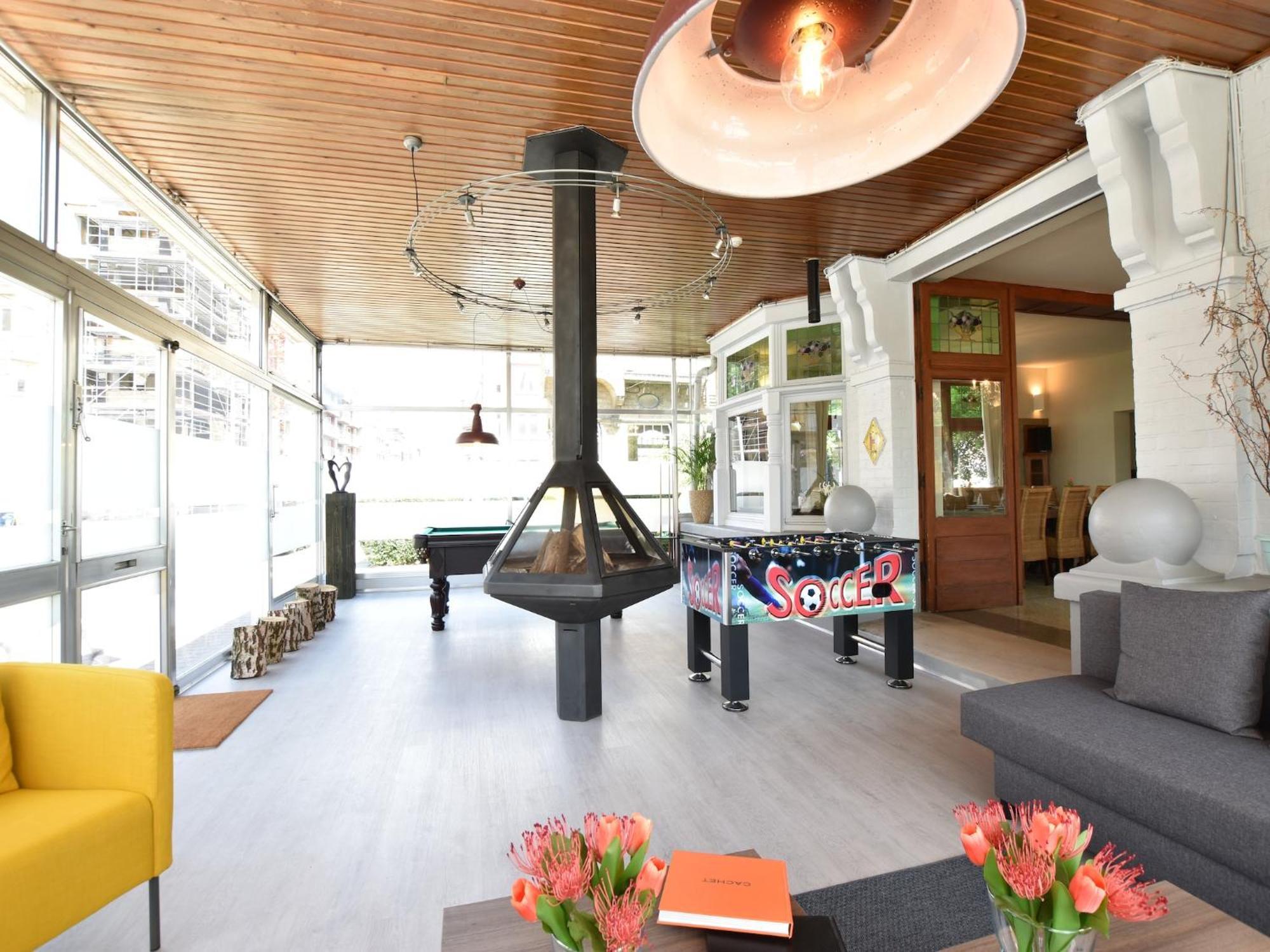 Former Hotel In The Centre And At 50 Metres From The Beach In Panne 드판 외부 사진