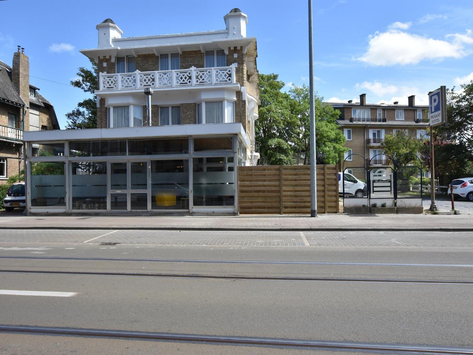 Former Hotel In The Centre And At 50 Metres From The Beach In Panne 드판 외부 사진