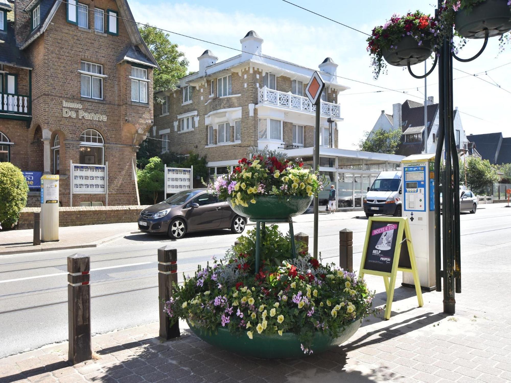 Former Hotel In The Centre And At 50 Metres From The Beach In Panne 드판 외부 사진